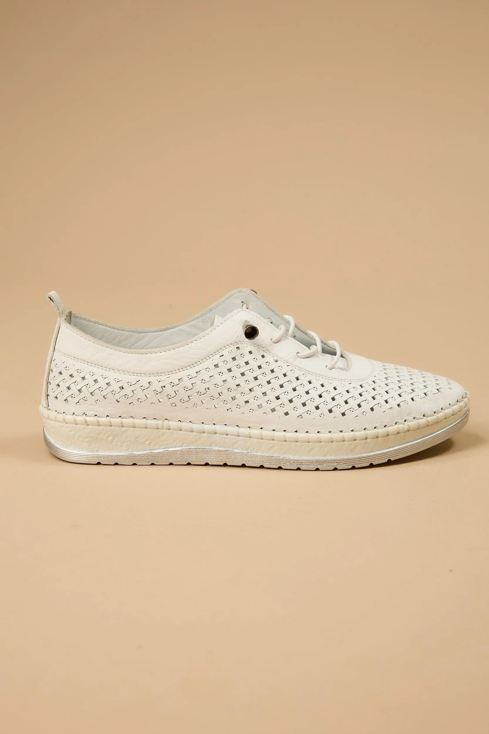 Shoella White